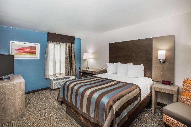Deluxe Queen Room - Non-Smoking - Highway View image 2
