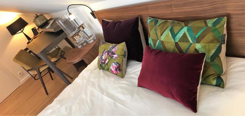 Deluxe Double Room with Garden View image 4