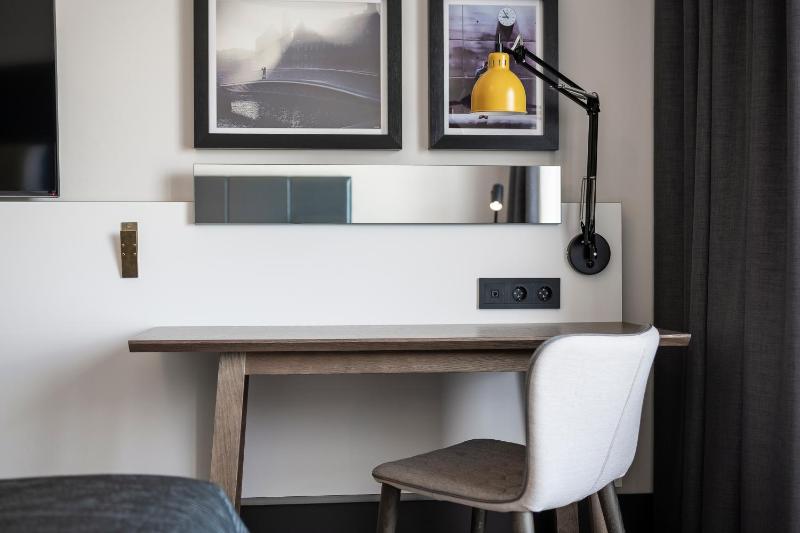 Compact Twin Room image 3