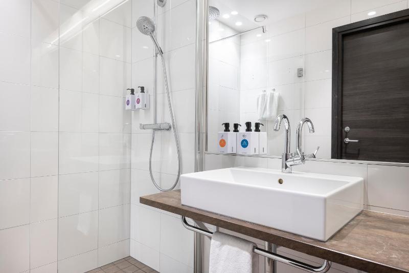 Compact Twin Room image 4