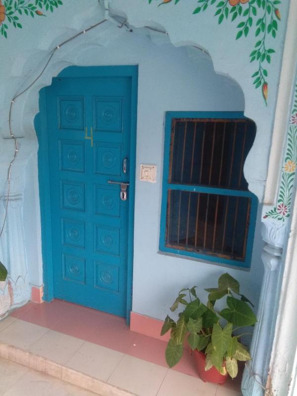 Single Room with Shared Shower and Toilet image 1