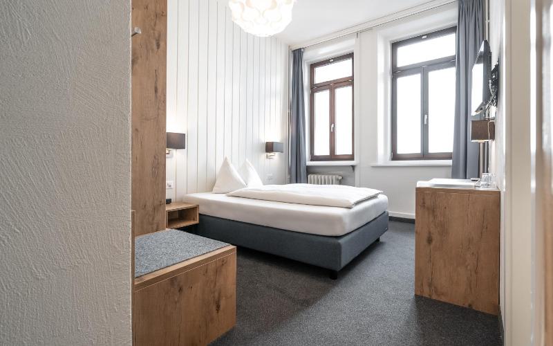 Single Room with French Bed image 1