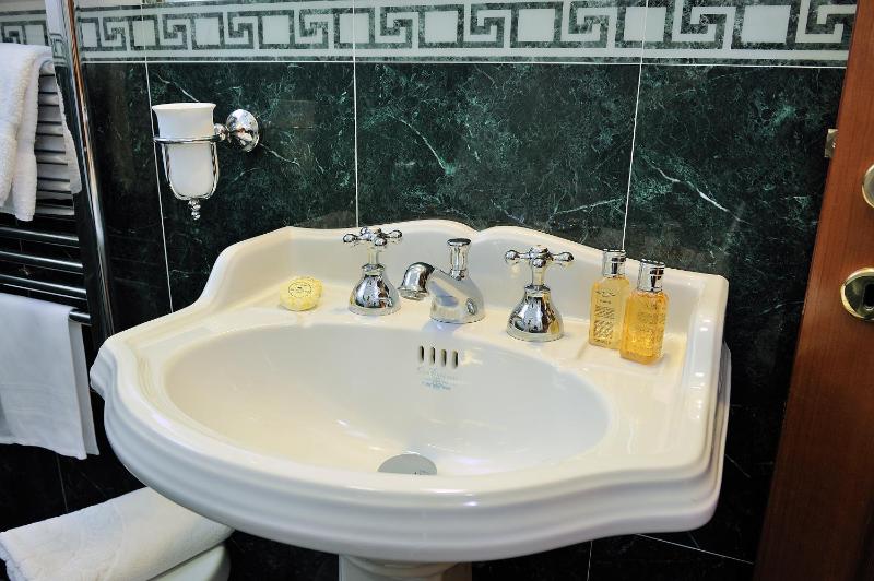 Two Connecting Double or Twin Rooms image 2