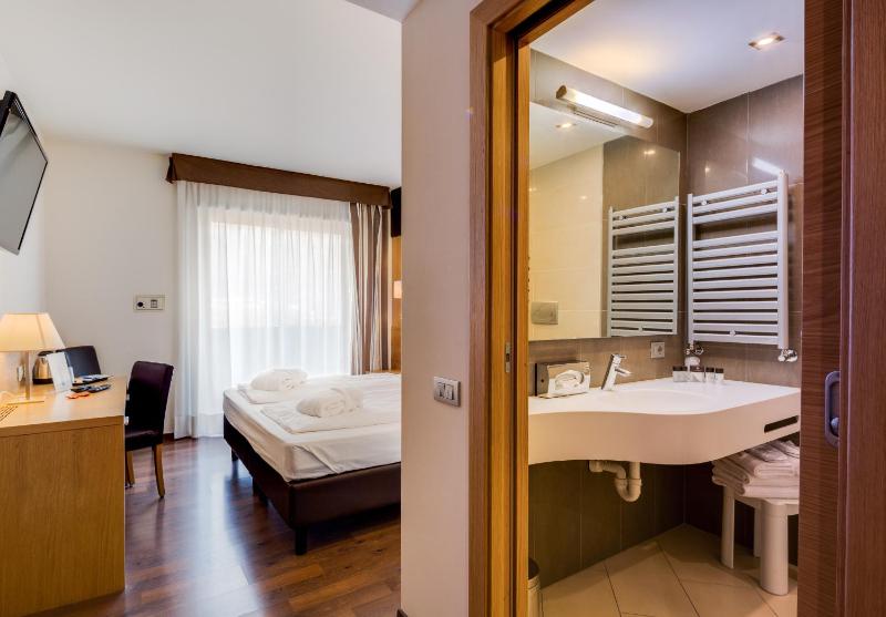 Executive Double Room with Spa Access image 1
