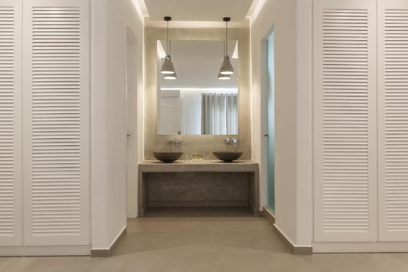 Sunset Wing - Superior Suite with Garden View image 2