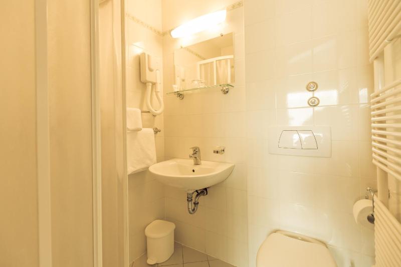 Double or Twin Room image 2