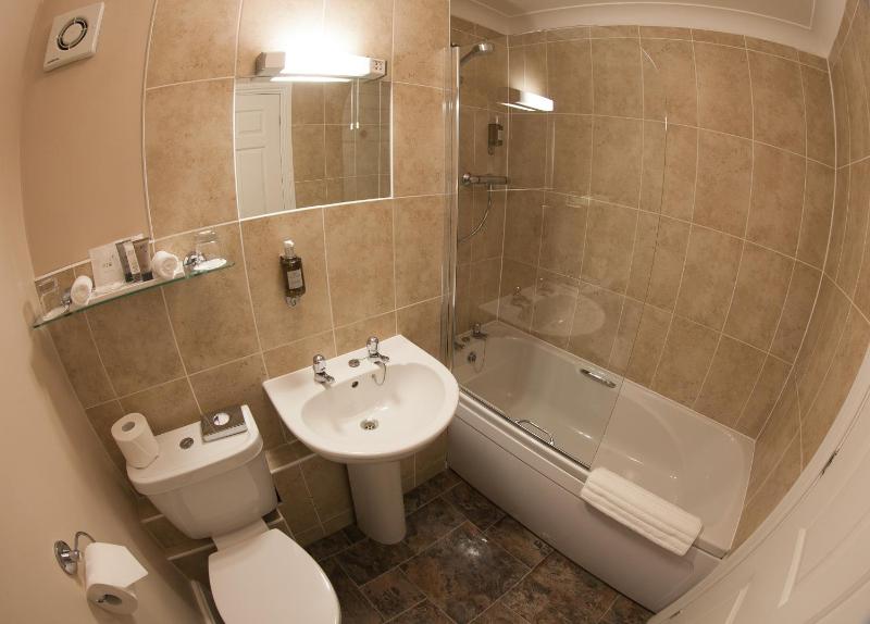 Large Room with One Double and One Single Bed image 3