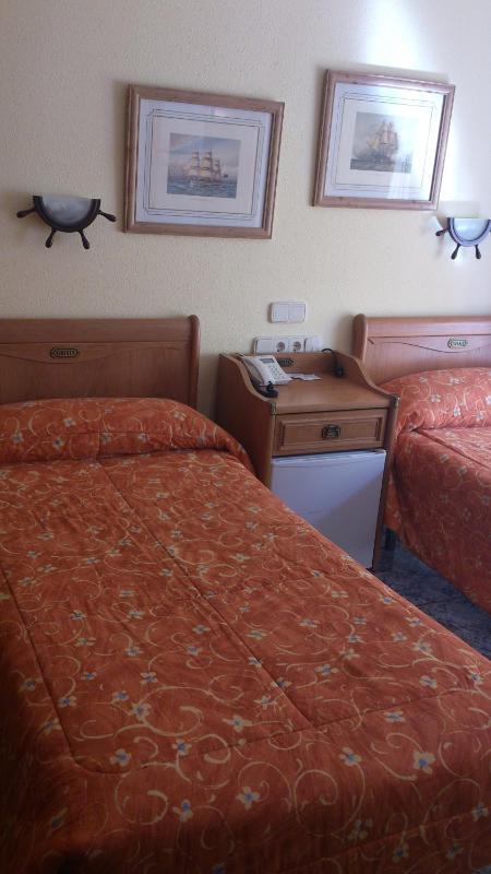 Twin Room image 4