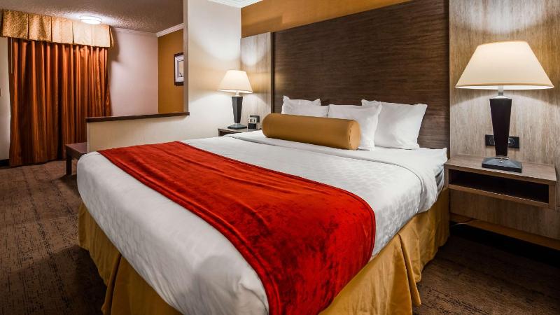 King Suite with Sofa Bed - Non-Smoking image 3
