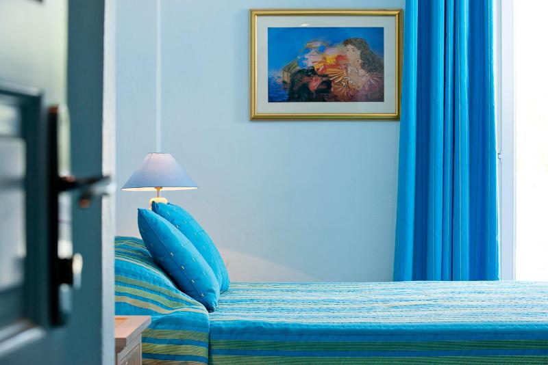 Classic Double Room image 2