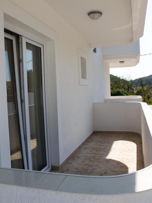 One-Bedroom Apartment image 2