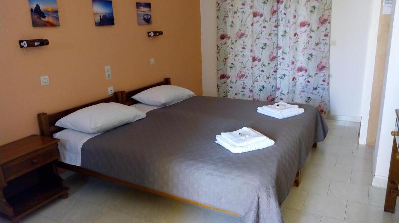 Deluxe Double Room with Balcony image 3