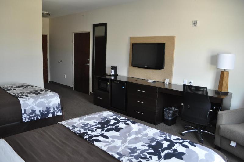 Queen Room with Two Queen Beds - Non-Smoking image 2