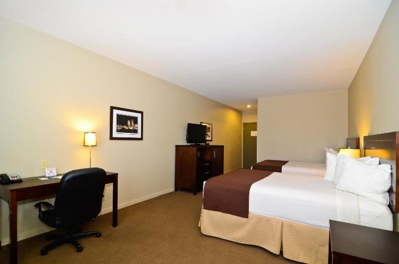 Queen Room with Two Queen Beds - Non-Smoking image 4