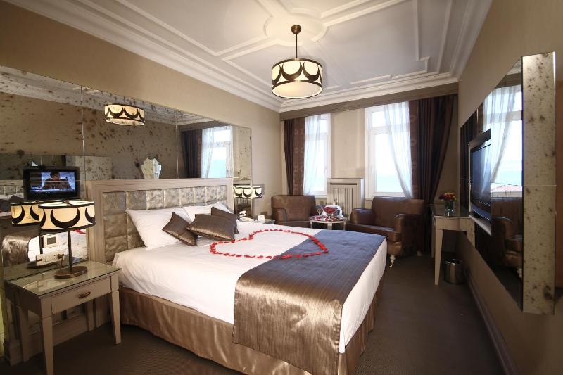Deluxe Double Room with Sea View image 3