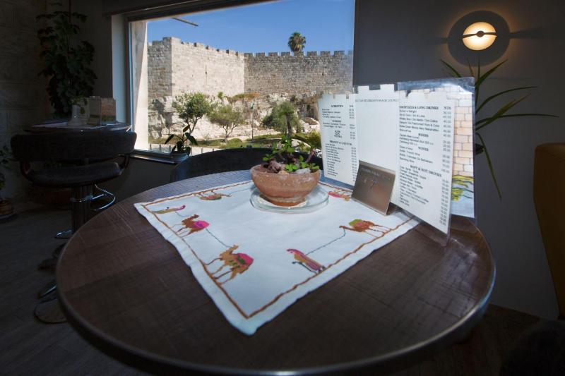 Golden Walls Hotel - image 8