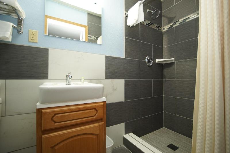 Standard Queen Room - Non-Smoking image 4