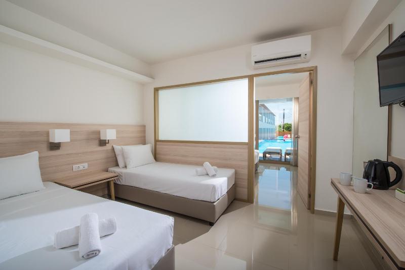 Swim Up Family Suite image 3