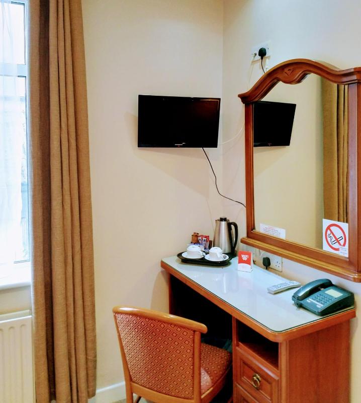 Twin Room image 4