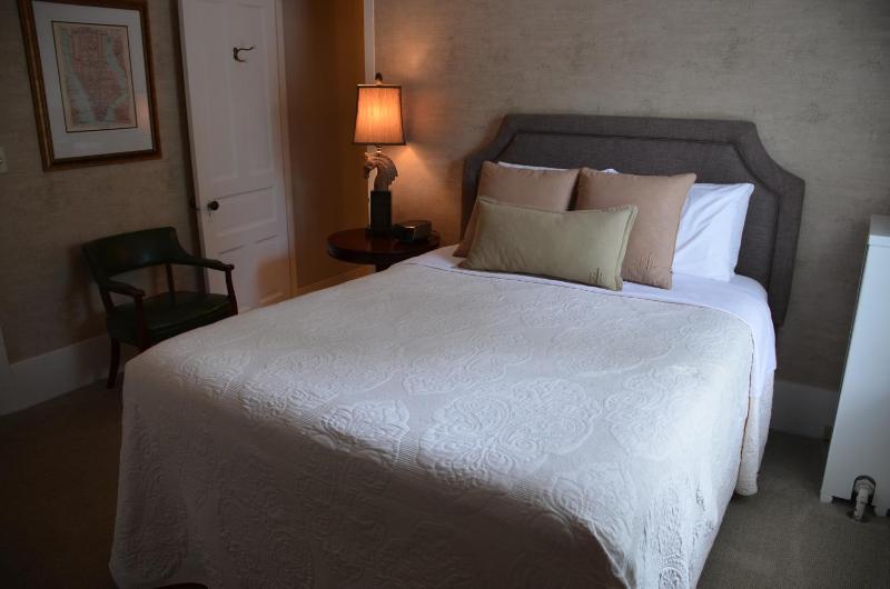 Standard Queen Room image 2
