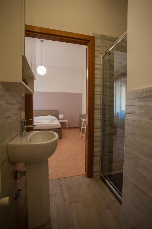 Large Double Room image 4