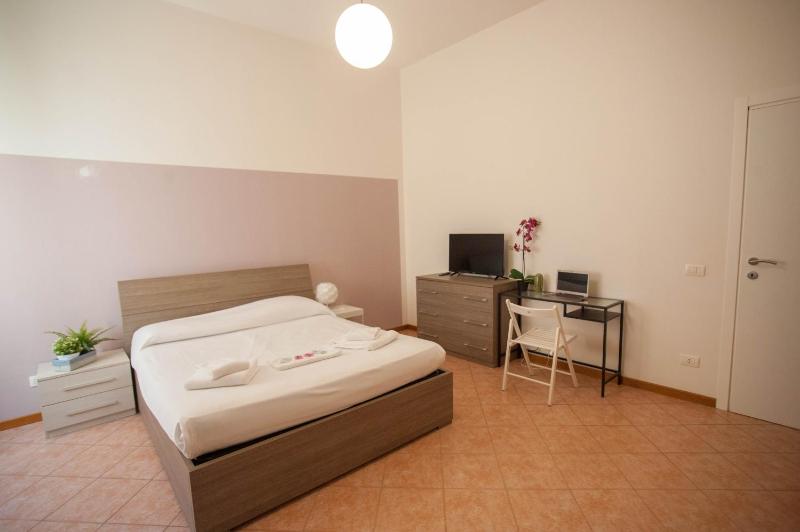 Large Double Room image 1