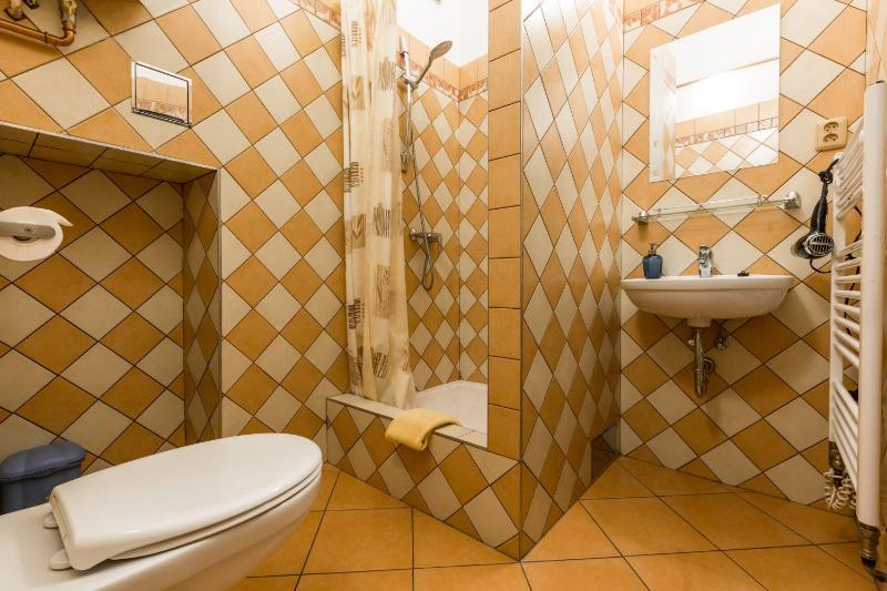 Double or Twin Room with Private Bathroom and Shared Kitchenette image 3