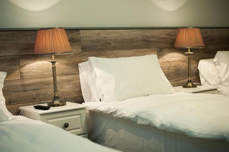Twin Room image 4