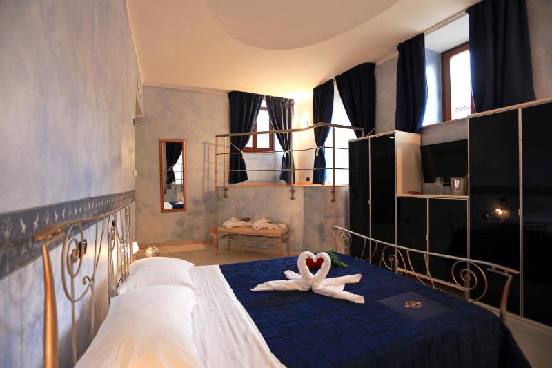 Deluxe Double Room image 3