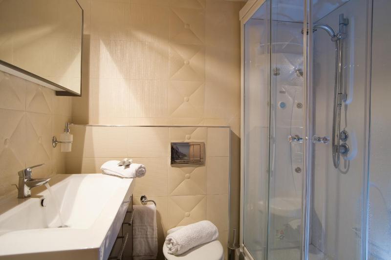 Two-Bedroom Apartment - Split-Level image 4