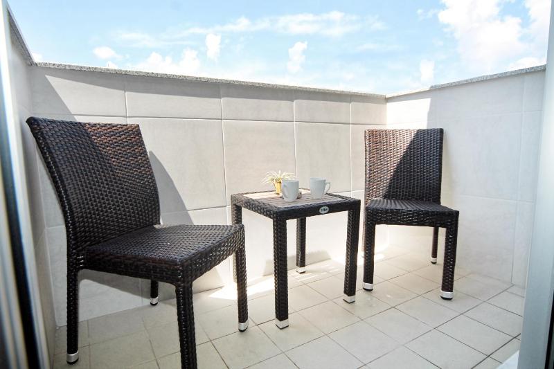 2 Connecting Deluxe Double Rooms with Balcony image 3