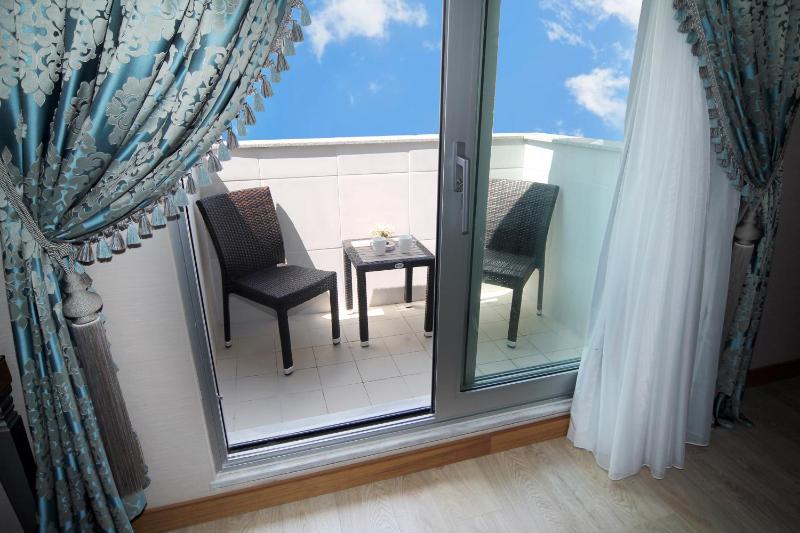 2 Connecting Deluxe Double Rooms with Balcony image 2