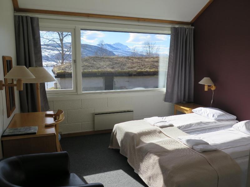 Standard Twin Room with Partial Sea View image 3
