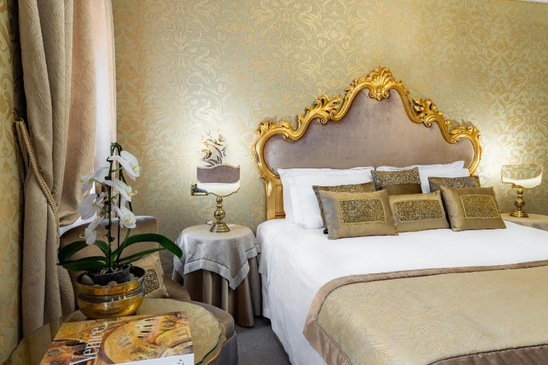 Superior Double Room with San Marco View image 3