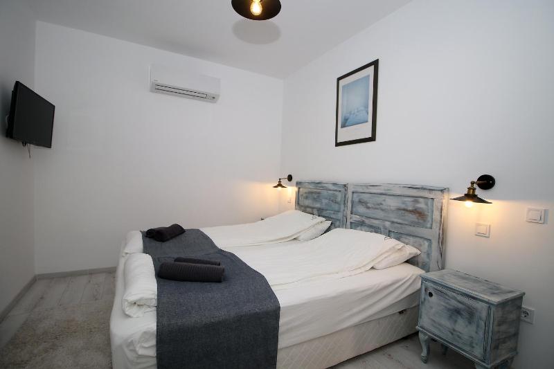 Standard Queen Room image 3