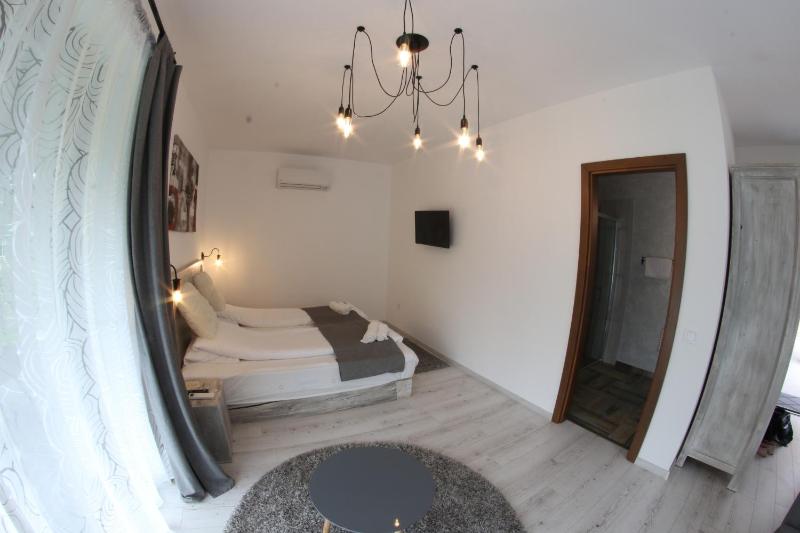 Double Room with Mountain View image 4