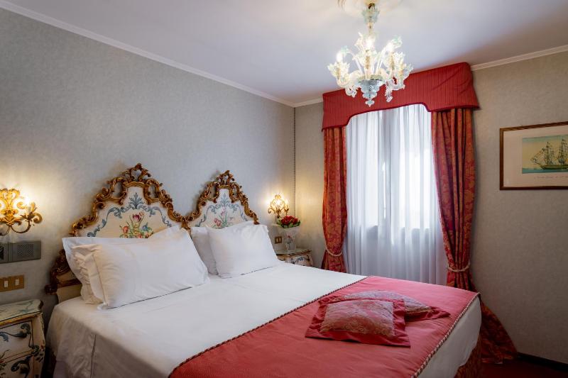 Classic Double Venetian Room   image 3