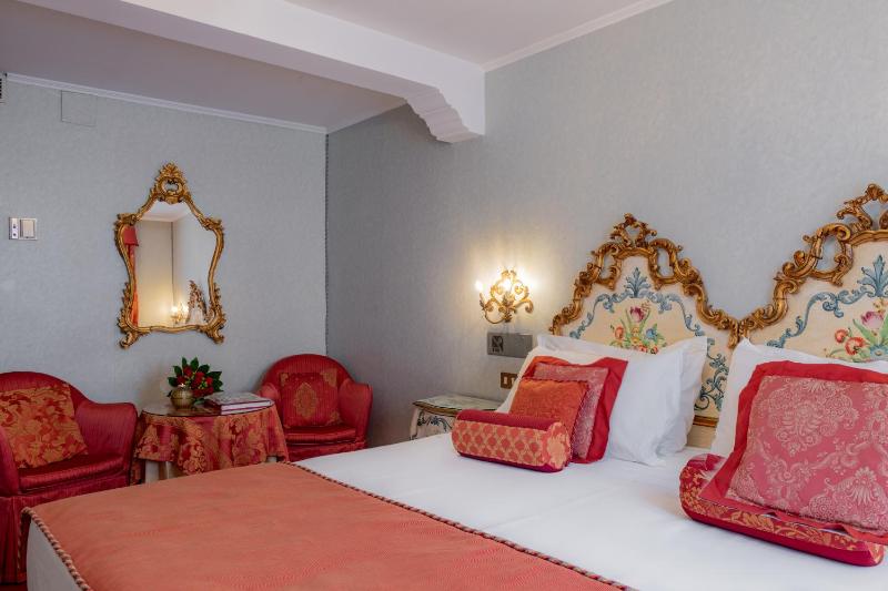 Classic Double Venetian Room   image 2