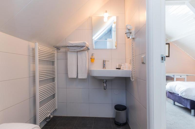 Standard Single Room image 3