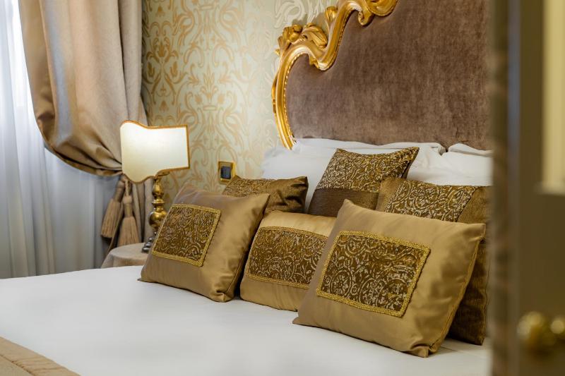 Superior Double Room with San Marco View image 2