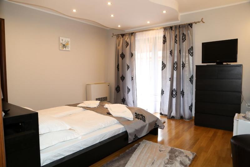 Double Room with Balcony image 2