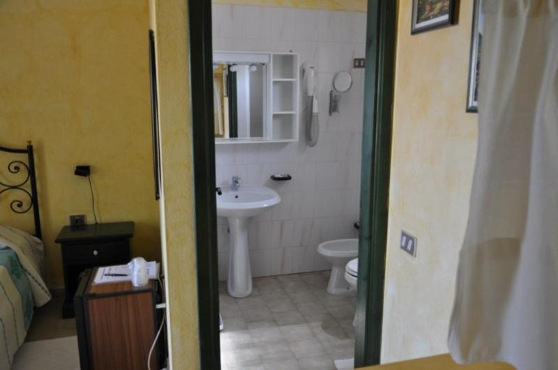 Double Room with Sea View image 4