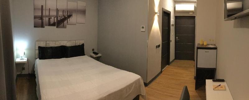 Double Room image 3