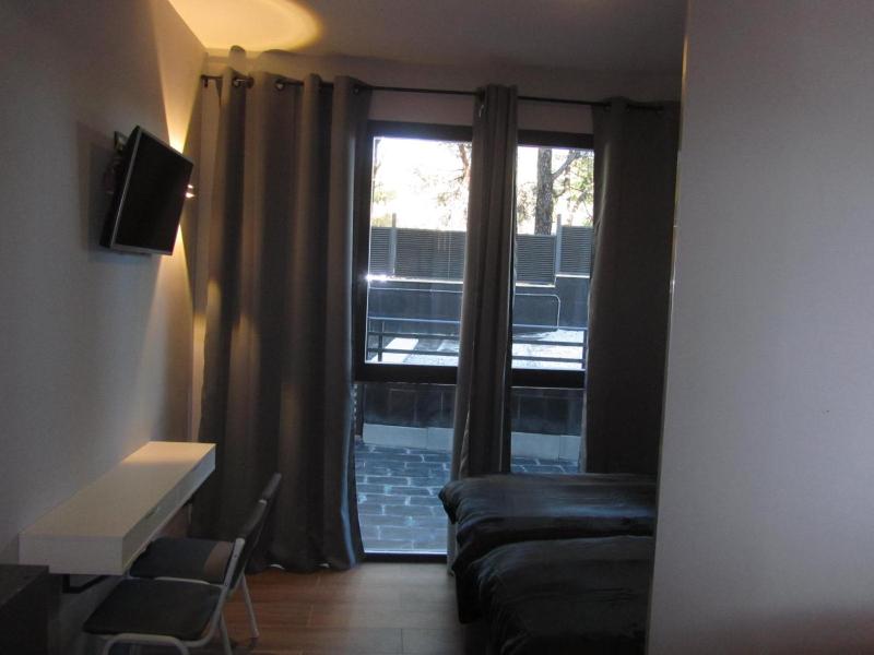 Twin Room image 4