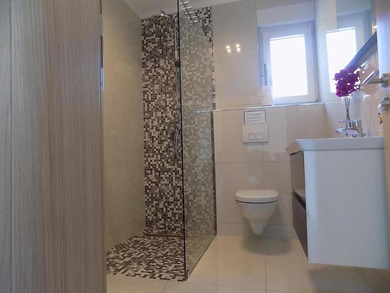 Three-Bedroom Apartment with Balcony and Sea View image 3