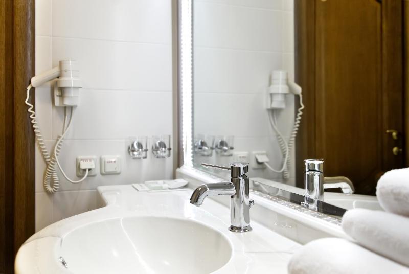 Economy Room without Window Double or Twin image 3