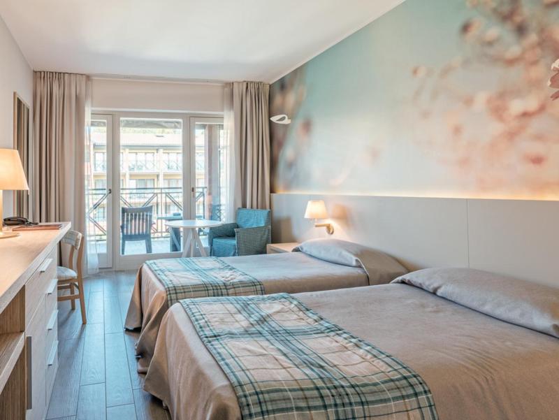 Double Room with Balcony image 4
