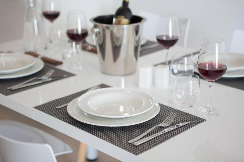 Comfort Two-Bedroom Apartment with Balcony and Sea View image 3