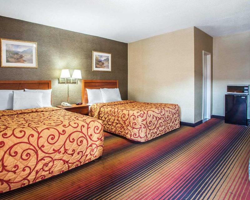 Queen Room with Two Queen Beds - Non-Smoking image 2