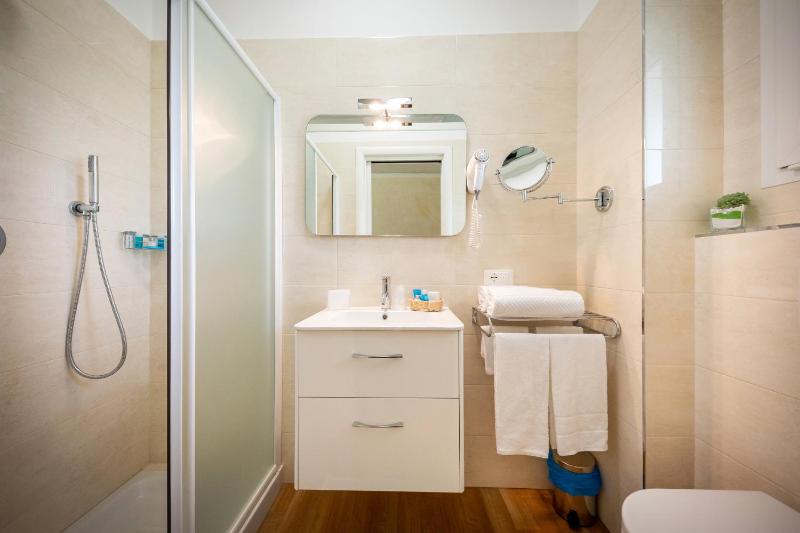 Double Room image 4